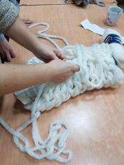 Pletenje z rokami (arm knitting)